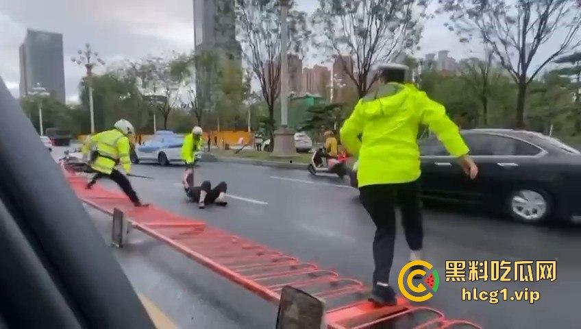 太原醉汉主干道停车持刀战3交警，打不过直接扒车逃跑，结果被托飞30米！-5