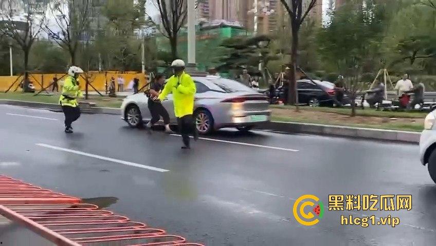太原醉汉主干道停车持刀战3交警，打不过直接扒车逃跑，结果被托飞30米！-7