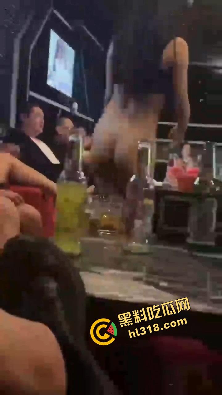 珠海纯K小公主骚到飞起，下半身光着用逼当开瓶器，台下全看傻这一单点得血赚，这种妹子不点等着后悔！-2