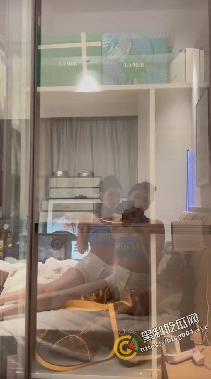 抖音粉丝超四十万的极品DJ【双胞胎B2B 】高颜值身材火辣，早期未整容未爆改发给榜一大哥的专属福利。 两个骚逼床上揉逼那一刻，我射了！-2