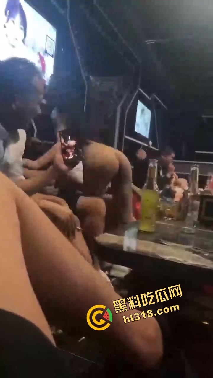 珠海纯K小公主骚到飞起，下半身光着用逼当开瓶器，台下全看傻这一单点得血赚，这种妹子不点等着后悔！-6
