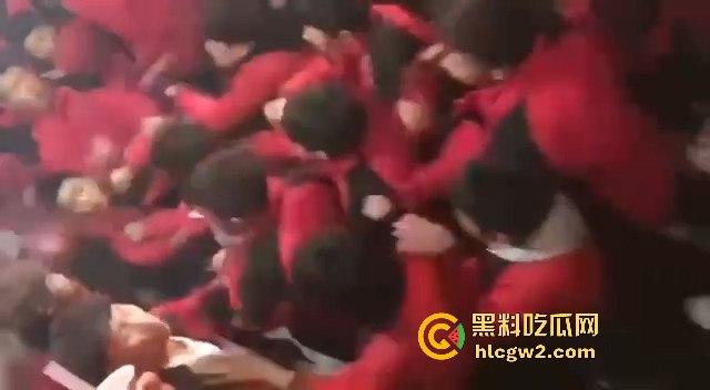 河北石家庄二中精神小伙百人厕所大战演热血高校 含妈量很高厕所开打 不怕把人打进粪坑里?-4