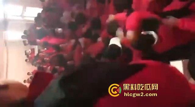 河北石家庄二中精神小伙百人厕所大战演热血高校 含妈量很高厕所开打 不怕把人打进粪坑里?-5