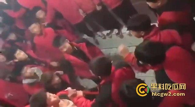 河北石家庄二中精神小伙百人厕所大战演热血高校 含妈量很高厕所开打 不怕把人打进粪坑里?-6