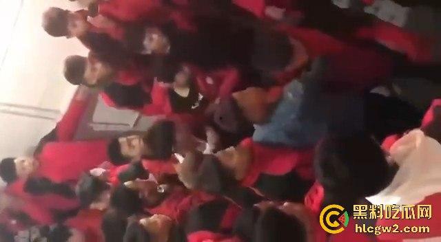 河北石家庄二中精神小伙百人厕所大战演热血高校 含妈量很高厕所开打 不怕把人打进粪坑里?-8