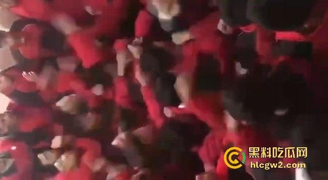 河北石家庄二中精神小伙百人厕所大战演热血高校 含妈量很高厕所开打 不怕把人打进粪坑里?-9