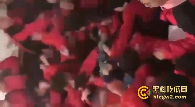 河北石家庄二中精神小伙百人厕所大战演热血高校 含妈量很高厕所开打 不怕把人打进粪坑里?-10