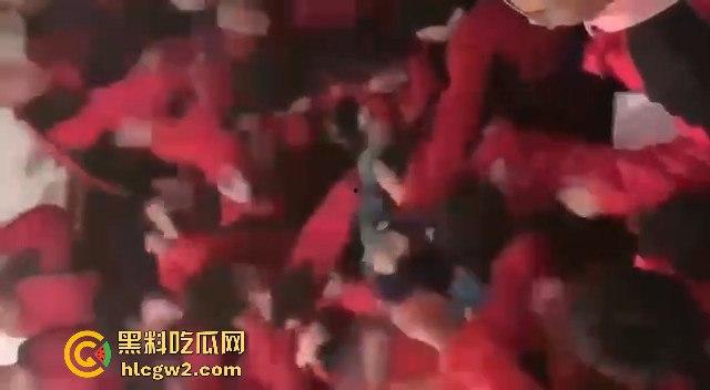 河北石家庄二中精神小伙百人厕所大战演热血高校 含妈量很高厕所开打 不怕把人打进粪坑里?-11