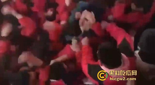 河北石家庄二中精神小伙百人厕所大战演热血高校 含妈量很高厕所开打 不怕把人打进粪坑里?-12