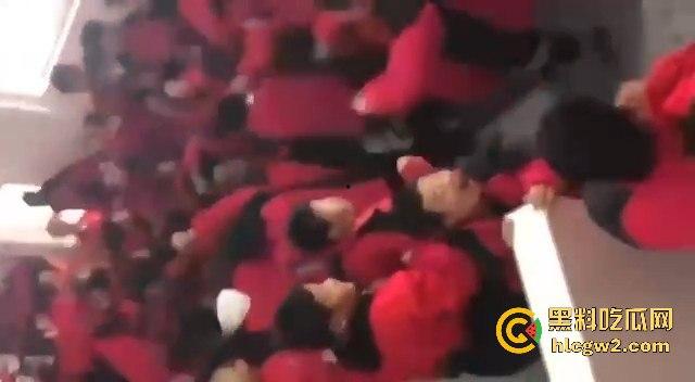 河北石家庄二中精神小伙百人厕所大战演热血高校 含妈量很高厕所开打 不怕把人打进粪坑里?-13