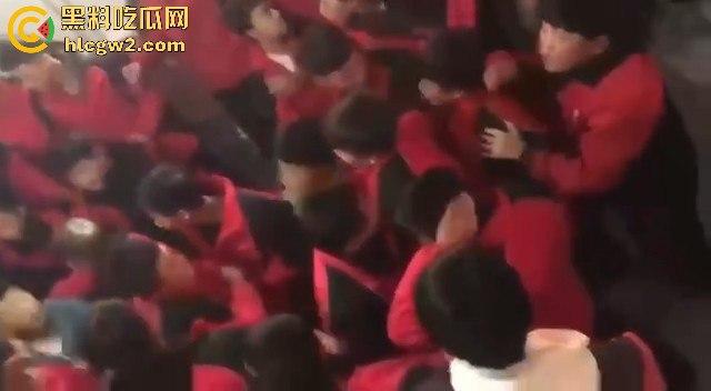 河北石家庄二中精神小伙百人厕所大战演热血高校 含妈量很高厕所开打 不怕把人打进粪坑里?-14