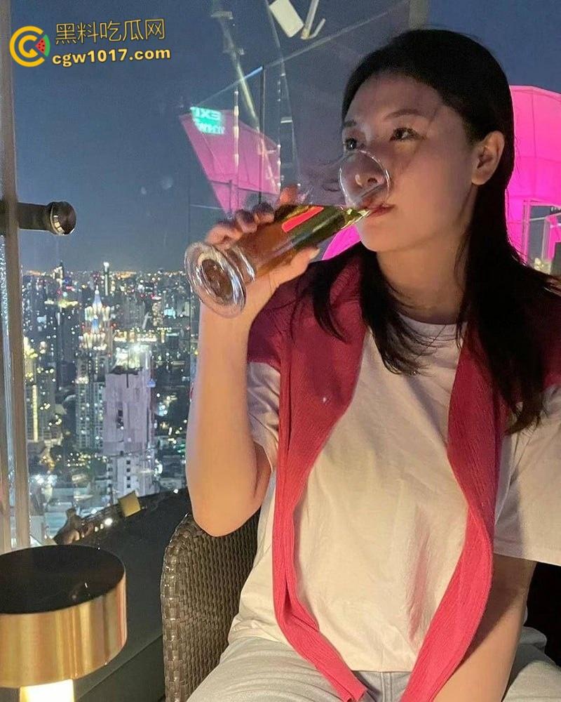 江苏常熟母狗李鑫,风骚又拜金,仅为百元红包上演裸舞,在酒店狂野约炮,撅起圆润的翘臀被金主蹂躏骚穴!-3