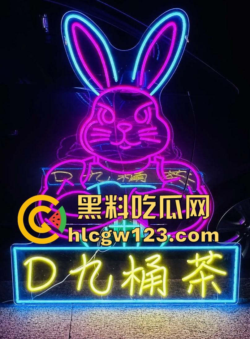 南京白马公园惊现女骑老板，卖的不是柠檬茶，是手撕丝袜入场券？少年排队喝茶后集体脱控开撕！-5