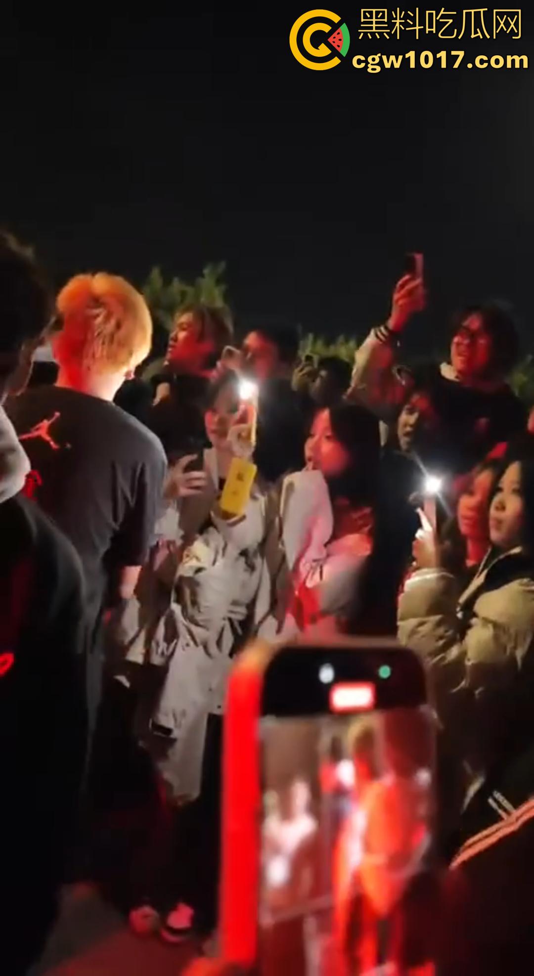 广西桂林C罗事件完整版 精神小伙为爱冲锋 与情敌约群架1v4 只为争夺交配权 现场视频流出！-1