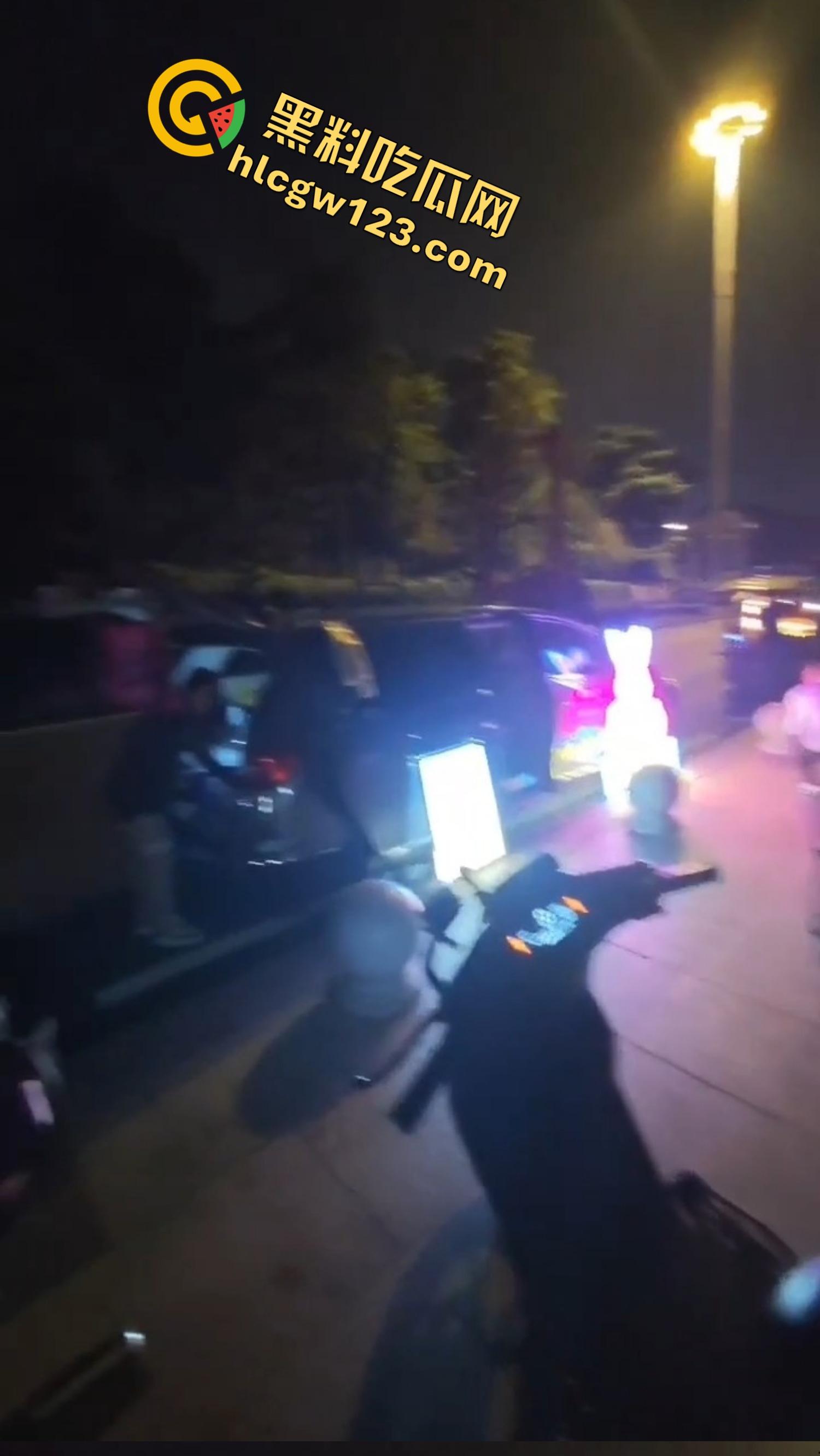 南京白马公园惊现女骑老板，卖的不是柠檬茶，是手撕丝袜入场券？少年排队喝茶后集体脱控开撕！-12