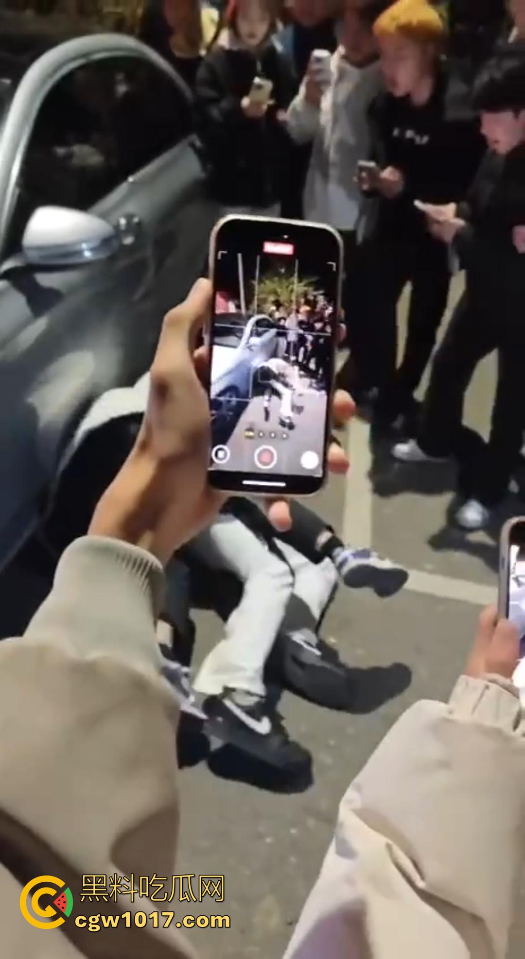 广西桂林C罗事件完整版 精神小伙为爱冲锋 与情敌约群架1v4 只为争夺交配权 现场视频流出！-2