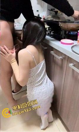 海角乱伦大神 爱吃雪糕啊 亲哥哥半夜帮我煮面吃 我蹲着吃他下面鸡巴！-16