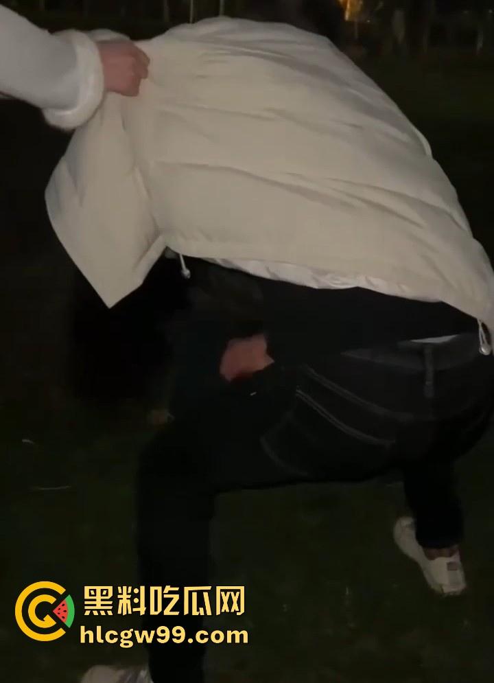 广西精神小妹深夜公园玩变态直播，为博眼球生吞燃烧纸巾，用拖鞋抽骚逼狠打小伙大屌，现场惨叫连连！-4