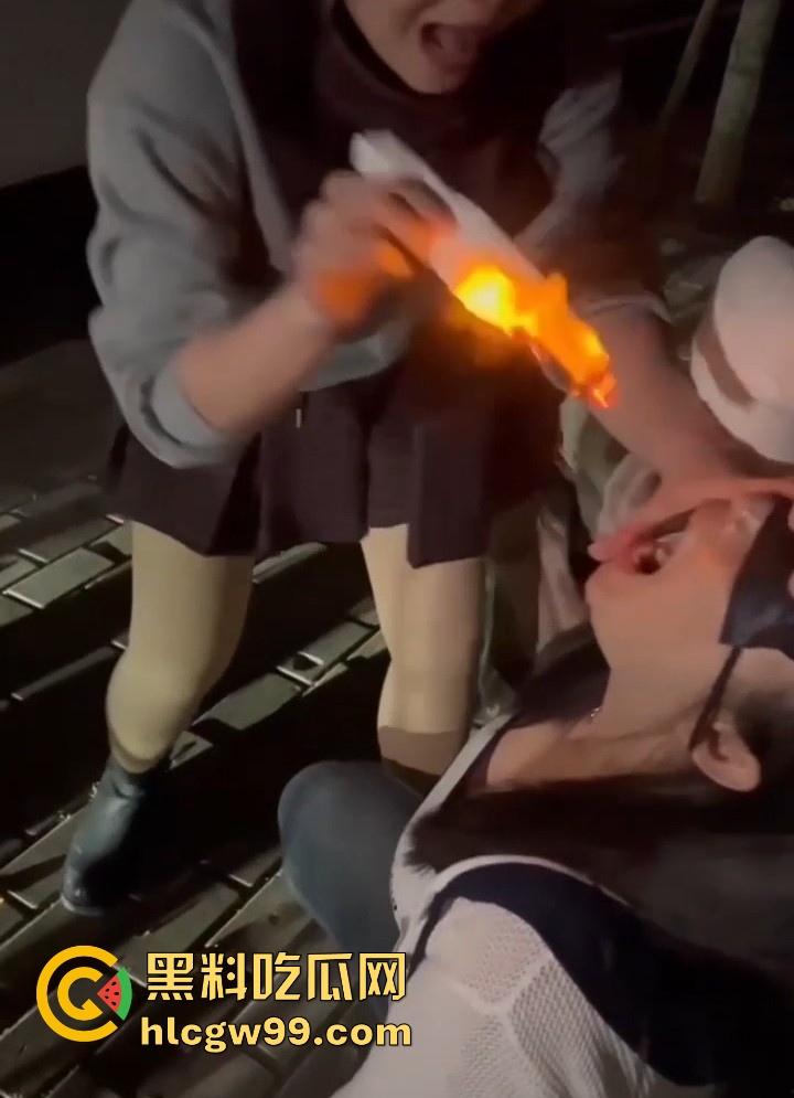 广西精神小妹深夜公园玩变态直播，为博眼球生吞燃烧纸巾，用拖鞋抽骚逼狠打小伙大屌，现场惨叫连连！-9