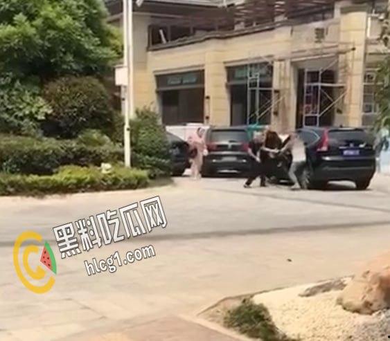 江苏省靖江市突发刑事案件，疑似争抢车位，白衣男子直接抽出随身携带的刀捅死黑衣男子-2