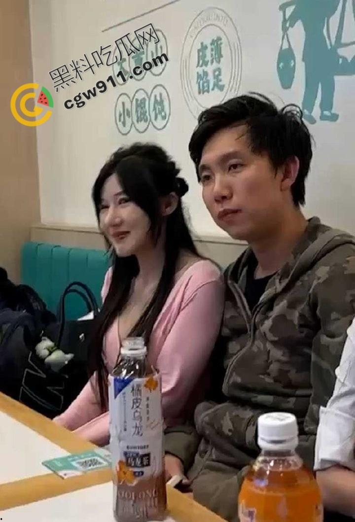 上海财兜兜大黄山小馄饨店：两巨乳骚货撕逼大战，黑衣少女满脸是血，奶子半露，现场血腥火爆！-3