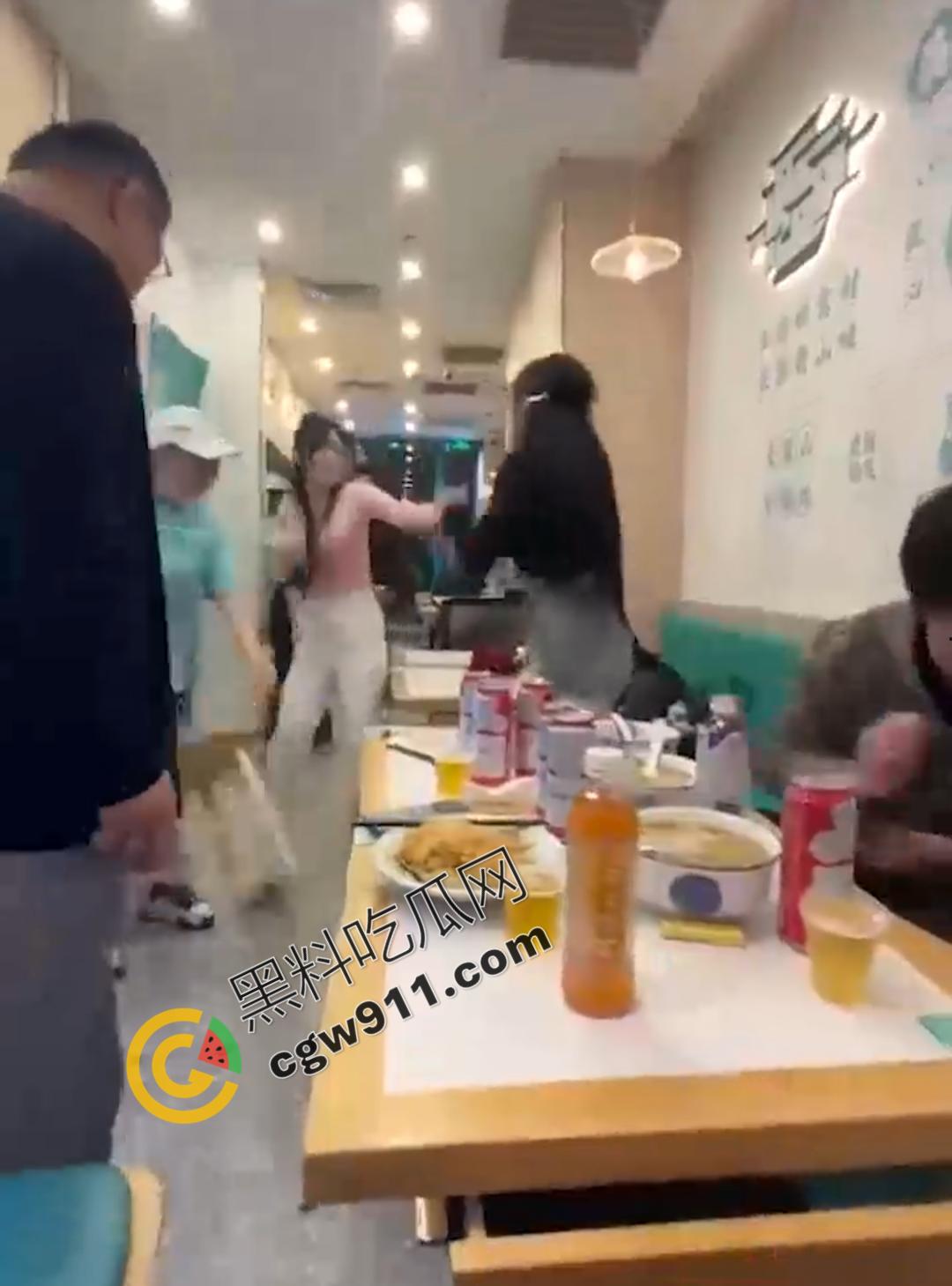 上海财兜兜大黄山小馄饨店：两巨乳骚货撕逼大战，黑衣少女满脸是血，奶子半露，现场血腥火爆！-6