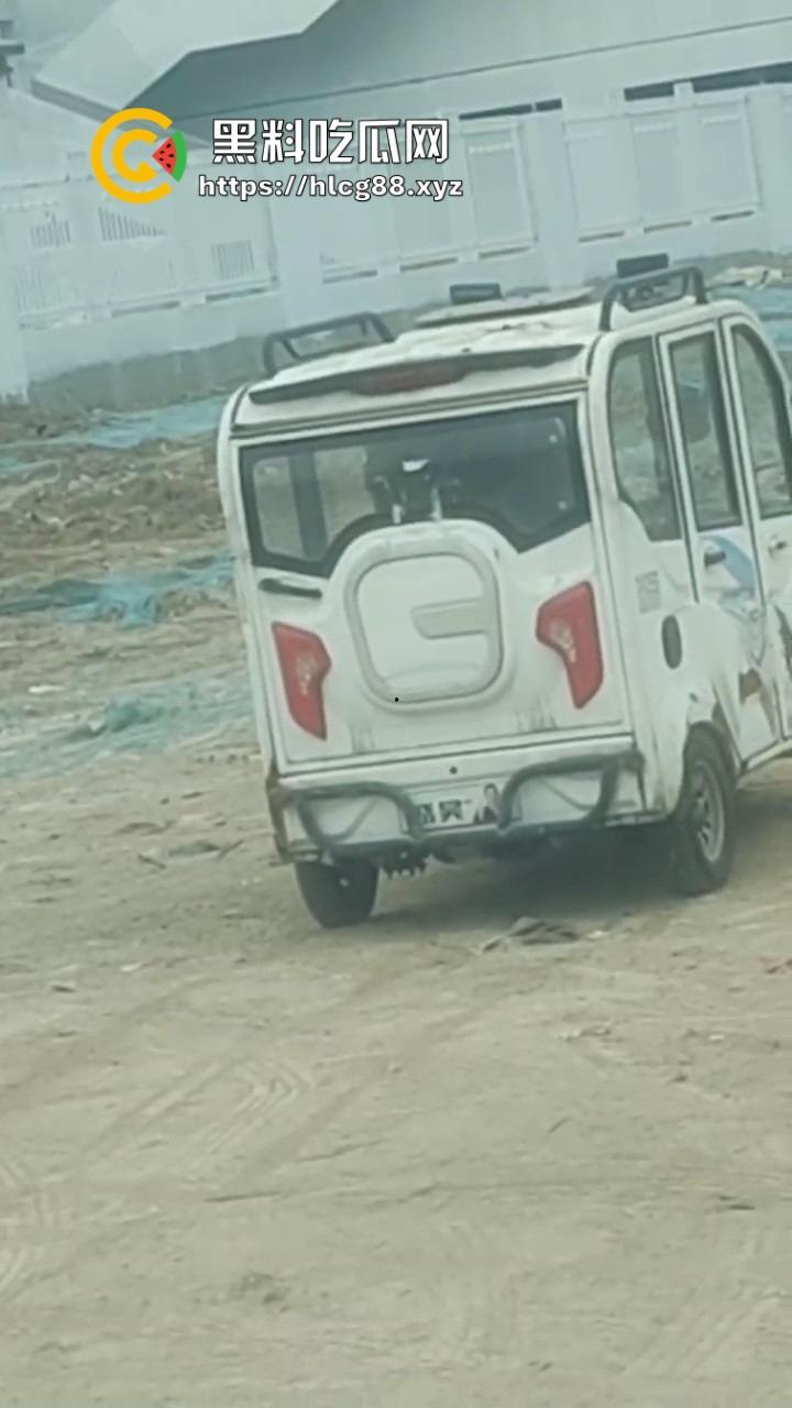 大爷老头乐三蹦子车震操大妈，1分钟干翻大妈让人爽整天，大姐裤子一提骑电驴，满脸淫笑回家做饭！-2