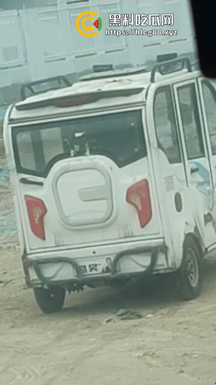 大爷老头乐三蹦子车震操大妈，1分钟干翻大妈让人爽整天，大姐裤子一提骑电驴，满脸淫笑回家做饭！-3