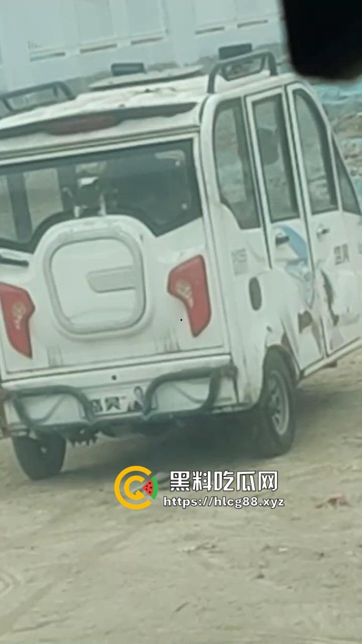 大爷老头乐三蹦子车震操大妈，1分钟干翻大妈让人爽整天，大姐裤子一提骑电驴，满脸淫笑回家做饭！-4