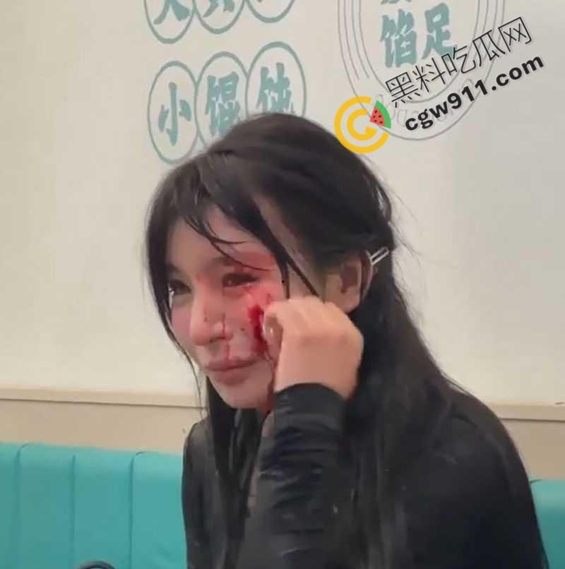 上海财兜兜大黄山小馄饨店：两巨乳骚货撕逼大战，黑衣少女满脸是血，奶子半露，现场血腥火爆！-9