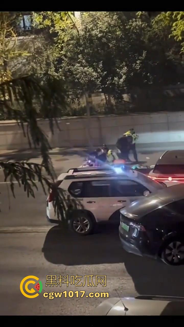 江苏徐州鬼火少年大战交通警察，深夜埋伏公路拦截，又打又逃像是gta5一样，可惜了这么多精神小伙没了战马！-3