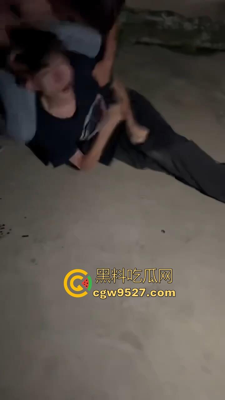 广西精神小伙1v1格斗单挑，互相推搡你一拳我一拳，最终酿成大祸，黑衣小伙倒地吐血抽搐，可把他们吓坏了！-2