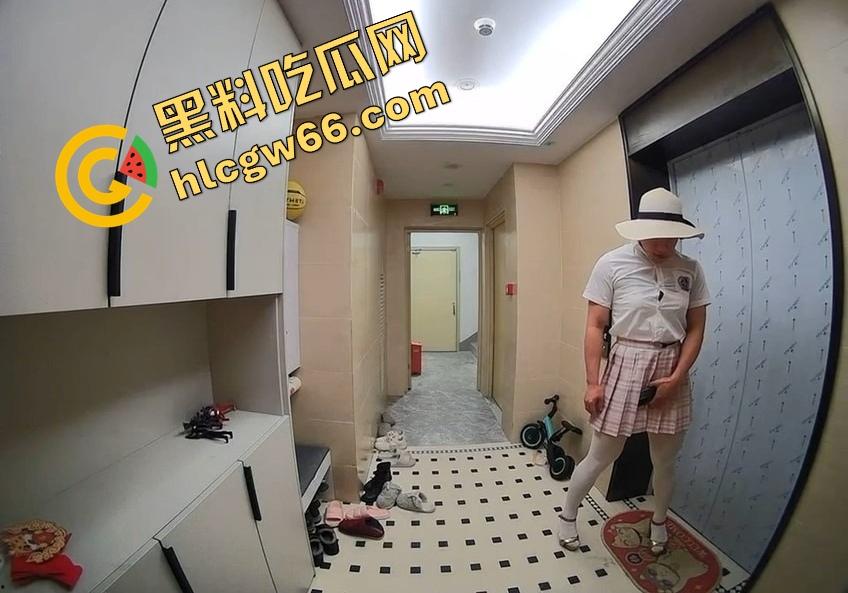 离谱到爆！男子穿白丝JK短裙在妹子家门口地毯上蹭半天射不出来，边蹭边喘边爽，这是人干的事儿吗？-4