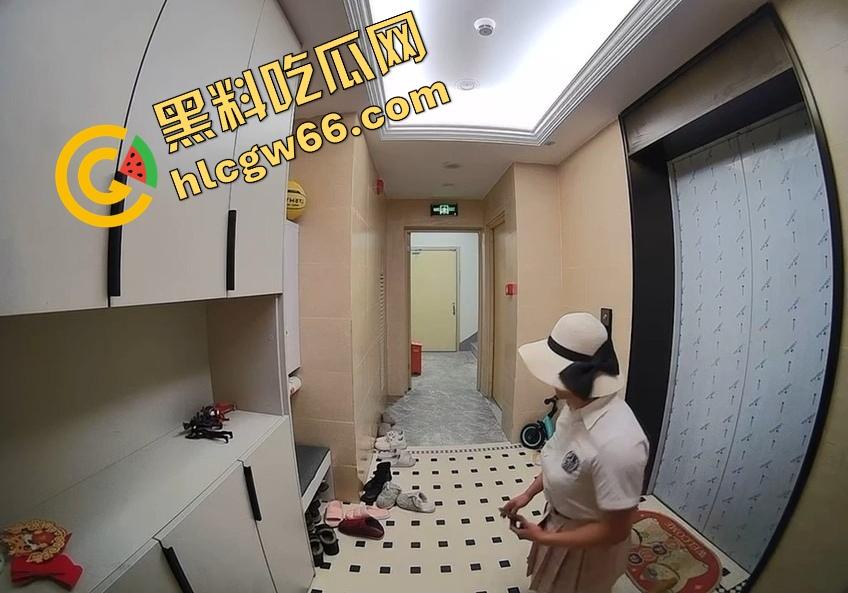 离谱到爆！男子穿白丝JK短裙在妹子家门口地毯上蹭半天射不出来，边蹭边喘边爽，这是人干的事儿吗？-5