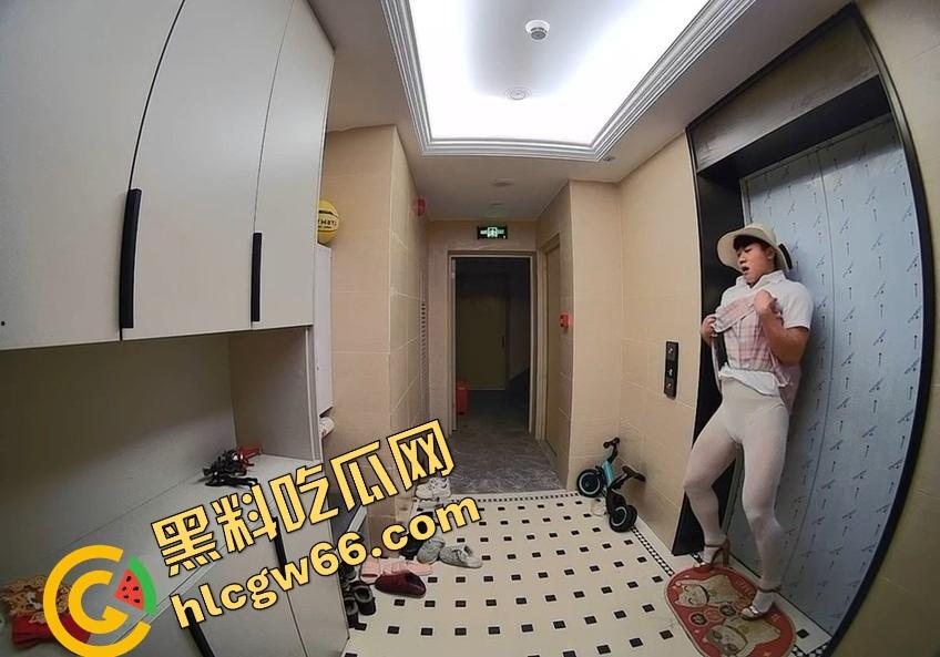 离谱到爆！男子穿白丝JK短裙在妹子家门口地毯上蹭半天射不出来，边蹭边喘边爽，这是人干的事儿吗？-9