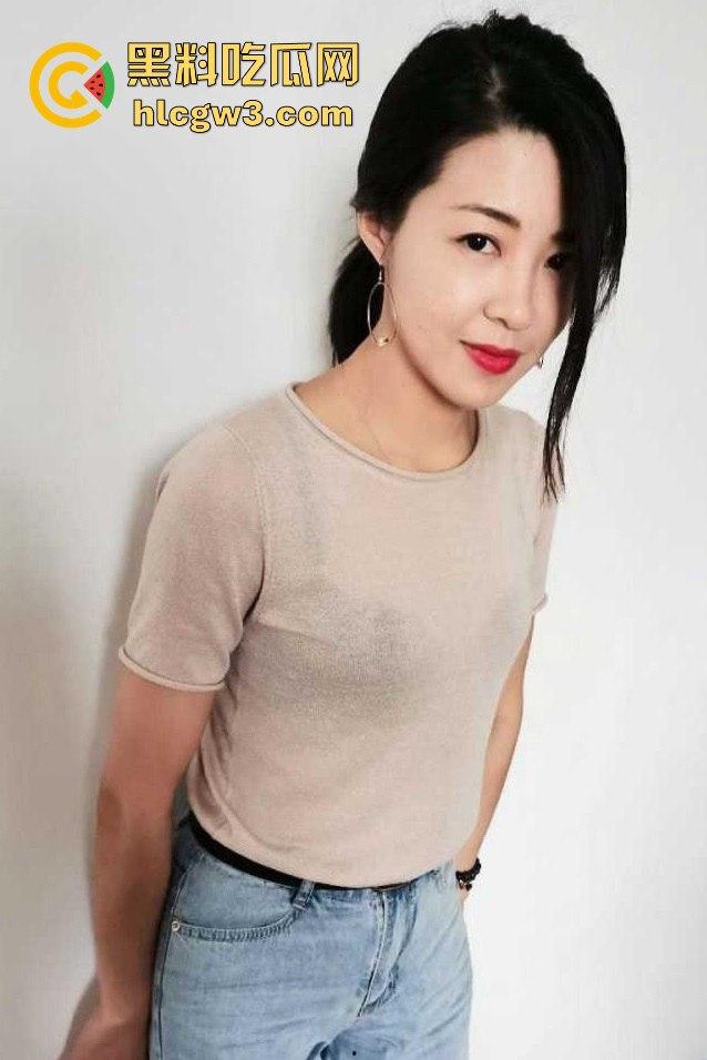 德州反差母狗人妻【胡梦琪】不雅视频炸裂流出，狗链拴脖撅臀发情，骑乘位被狂打桩叫声浪翻天！-9