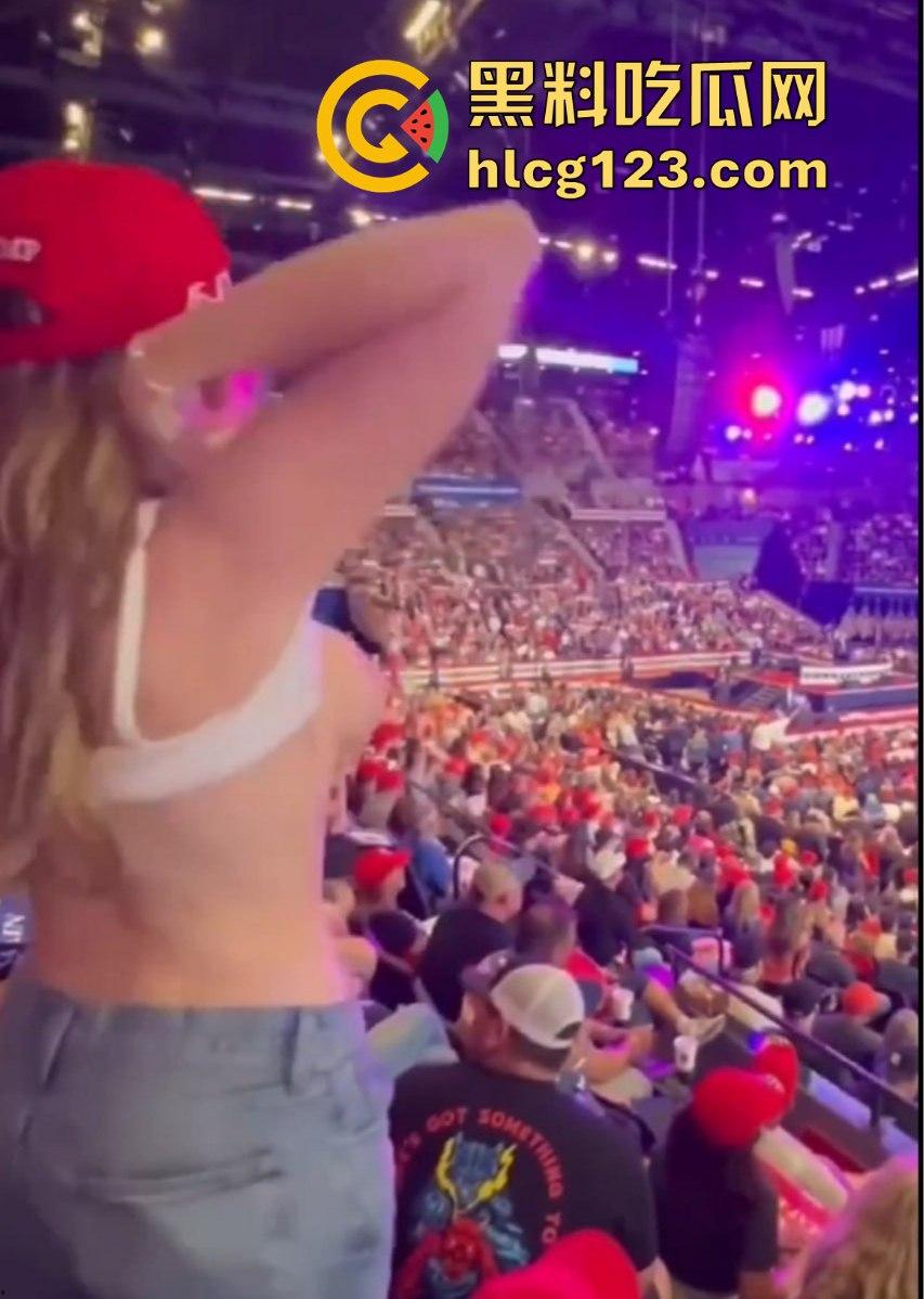 特朗普竞选大会变脱衣秀!金发洋妞热舞露大奶,场面火辣震惊全场!-10