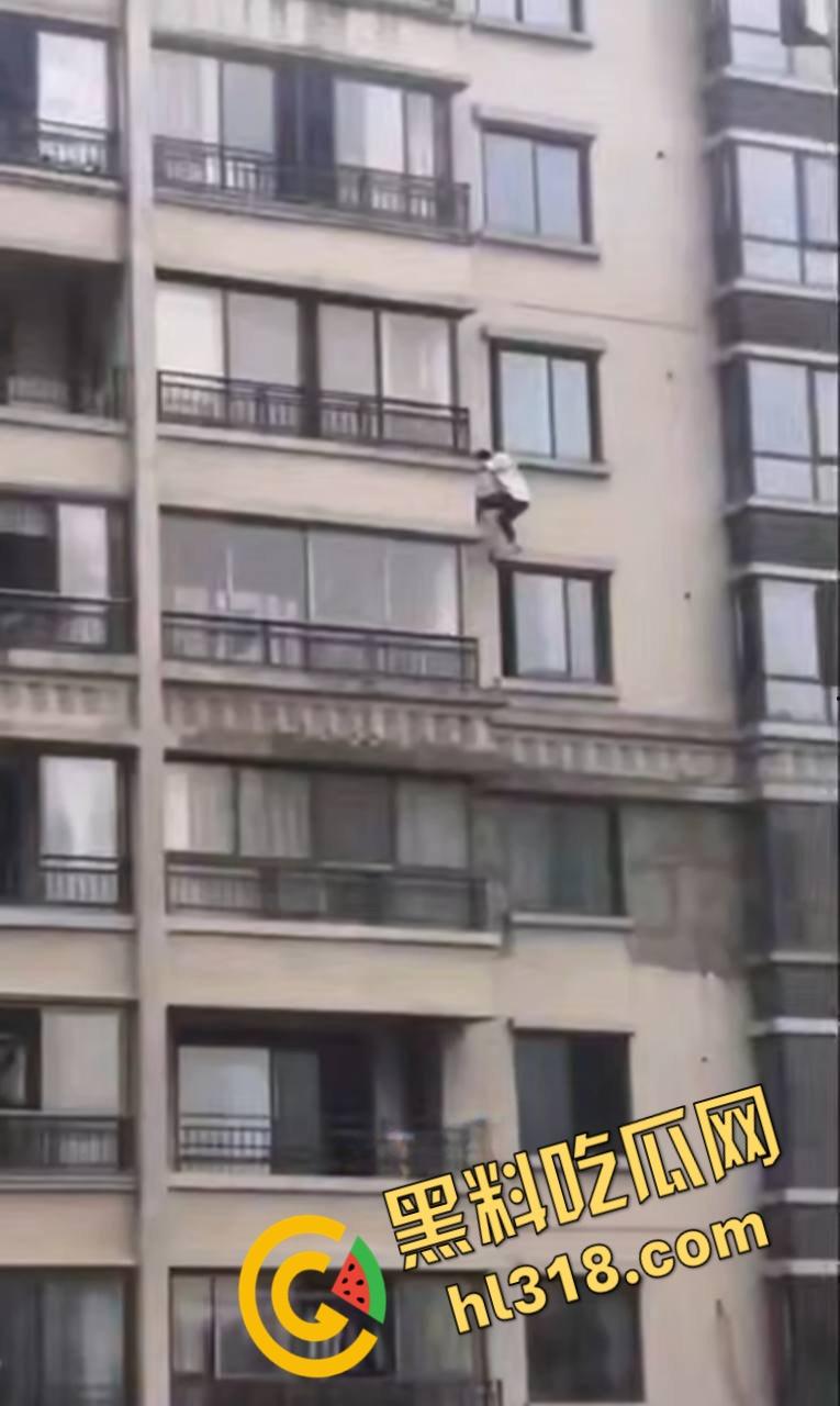 蜘蛛侠偷情被抓？竟徒手攀爬摩天大楼，只为躲避捉奸拼尽全力，惊险画面堪比好莱坞大片！-2