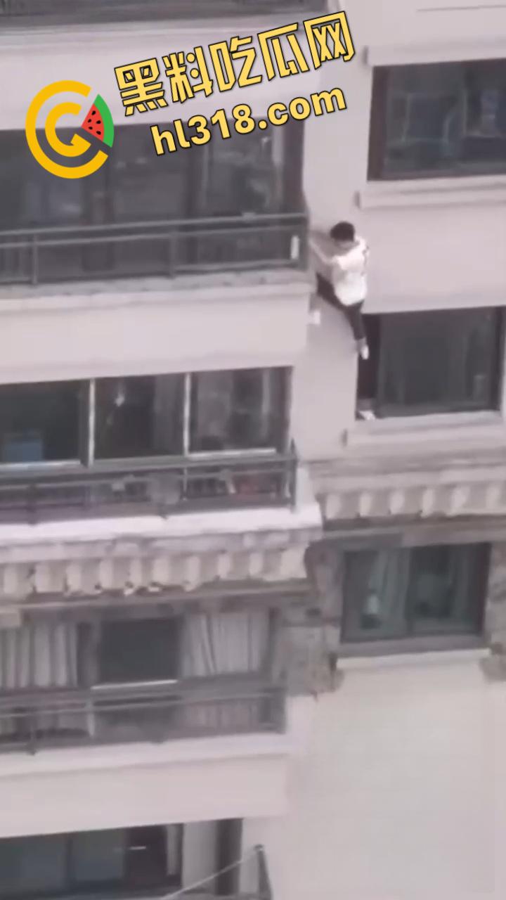 蜘蛛侠偷情被抓？竟徒手攀爬摩天大楼，只为躲避捉奸拼尽全力，惊险画面堪比好莱坞大片！-4