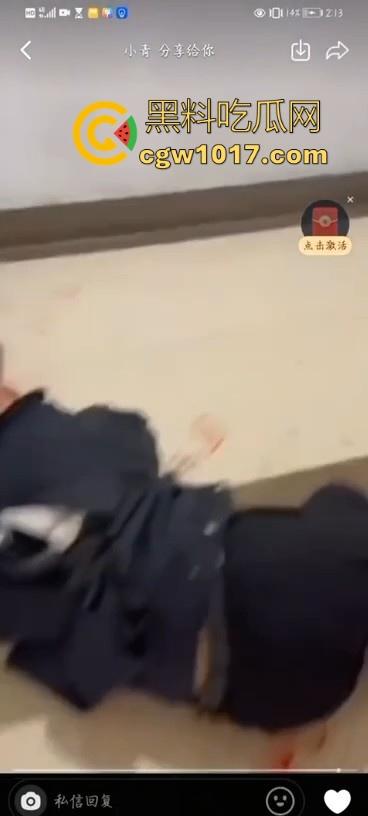 不是现在的东北精神小伙狠人这么多的吗！上门寻仇直接掏出大刀狂捅，地下躺着一个手里还捅着一个，这是要血洗啊！-8