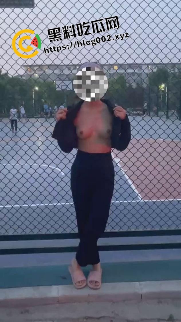 推特骚母狗【苏苏】热爱露出的小萝莉 人白逼嫩奶又大 操场公园 哪里人多去哪里 付费流出视频合集-14