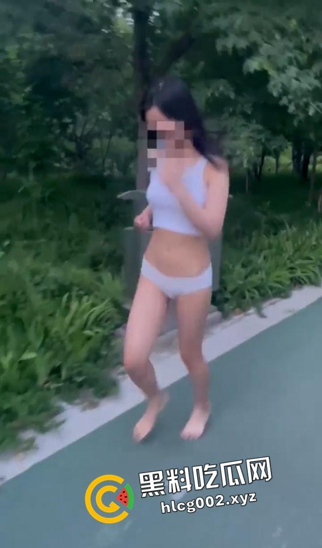 推特骚母狗【苏苏】热爱露出的小萝莉 人白逼嫩奶又大 操场公园 哪里人多去哪里 付费流出视频合集-18