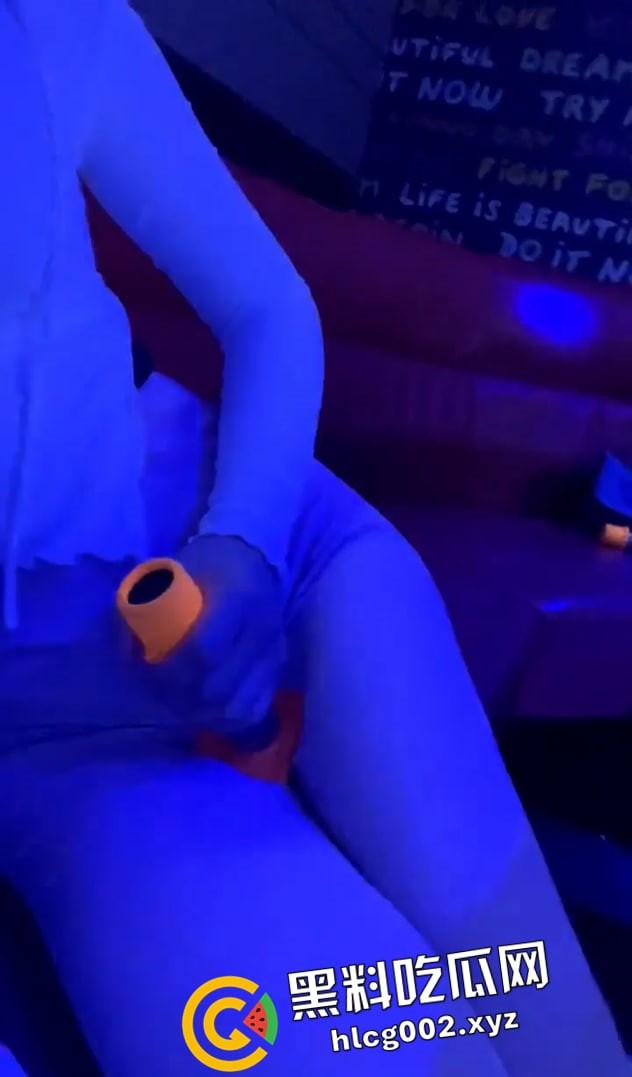 推特骚母狗【苏苏】热爱露出的小萝莉 人白逼嫩奶又大 操场公园 哪里人多去哪里 付费流出视频合集-23