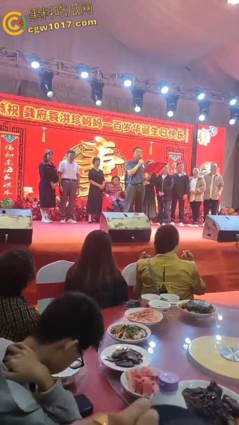 重庆綦江三角百岁宴，不收礼每人还发220块红包，喝的是五粮液每轮120桌开席，发了6轮都没坐完了 ！-3