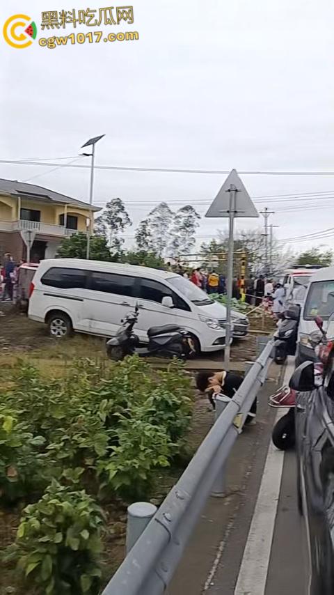 重庆綦江三角百岁宴，不收礼每人还发220块红包，喝的是五粮液每轮120桌开席，发了6轮都没坐完了 ！-5