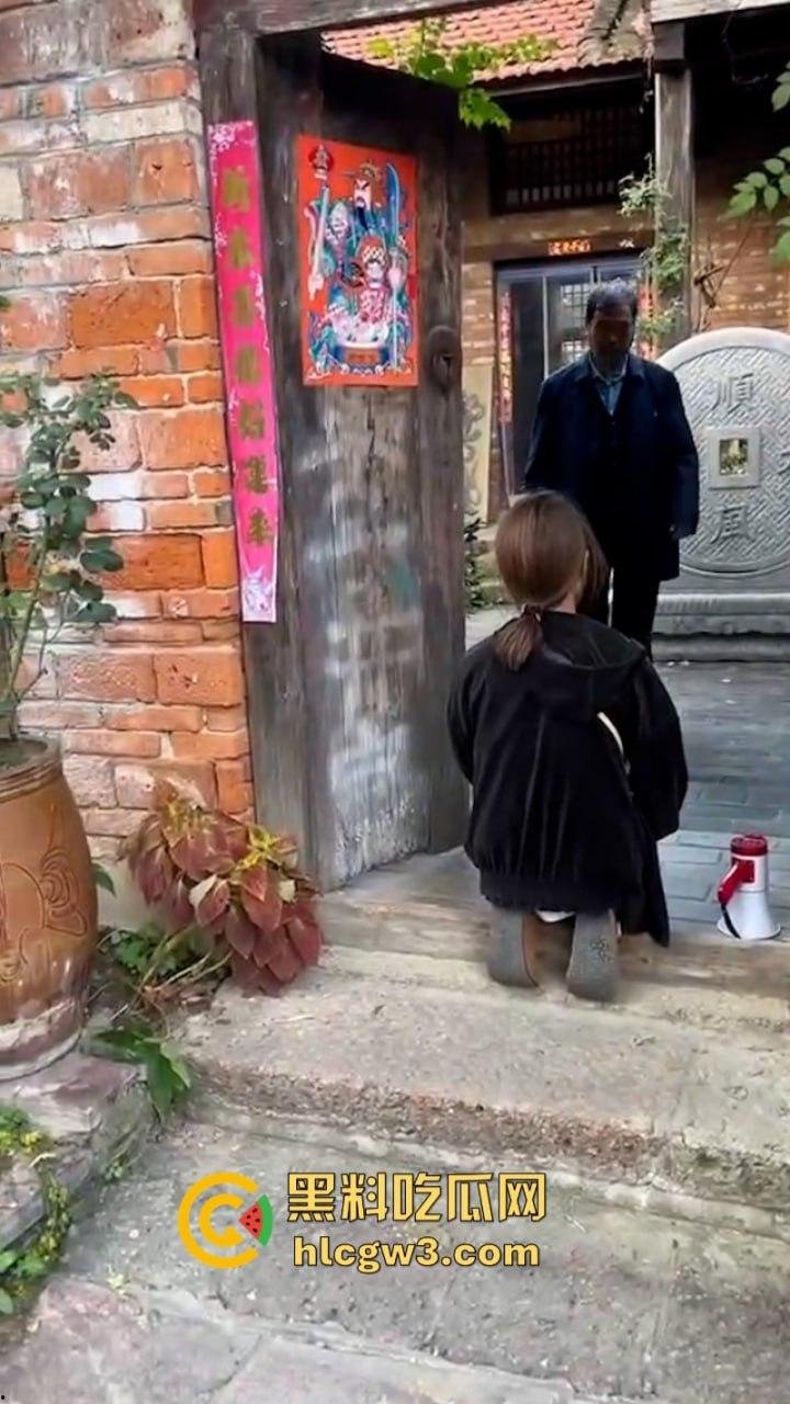 人不要脸至贱无敌!河南老逼登欠债不还 女子无奈当街嚎啕大哭下跪讨钱 欠钱的都是大爷!-4