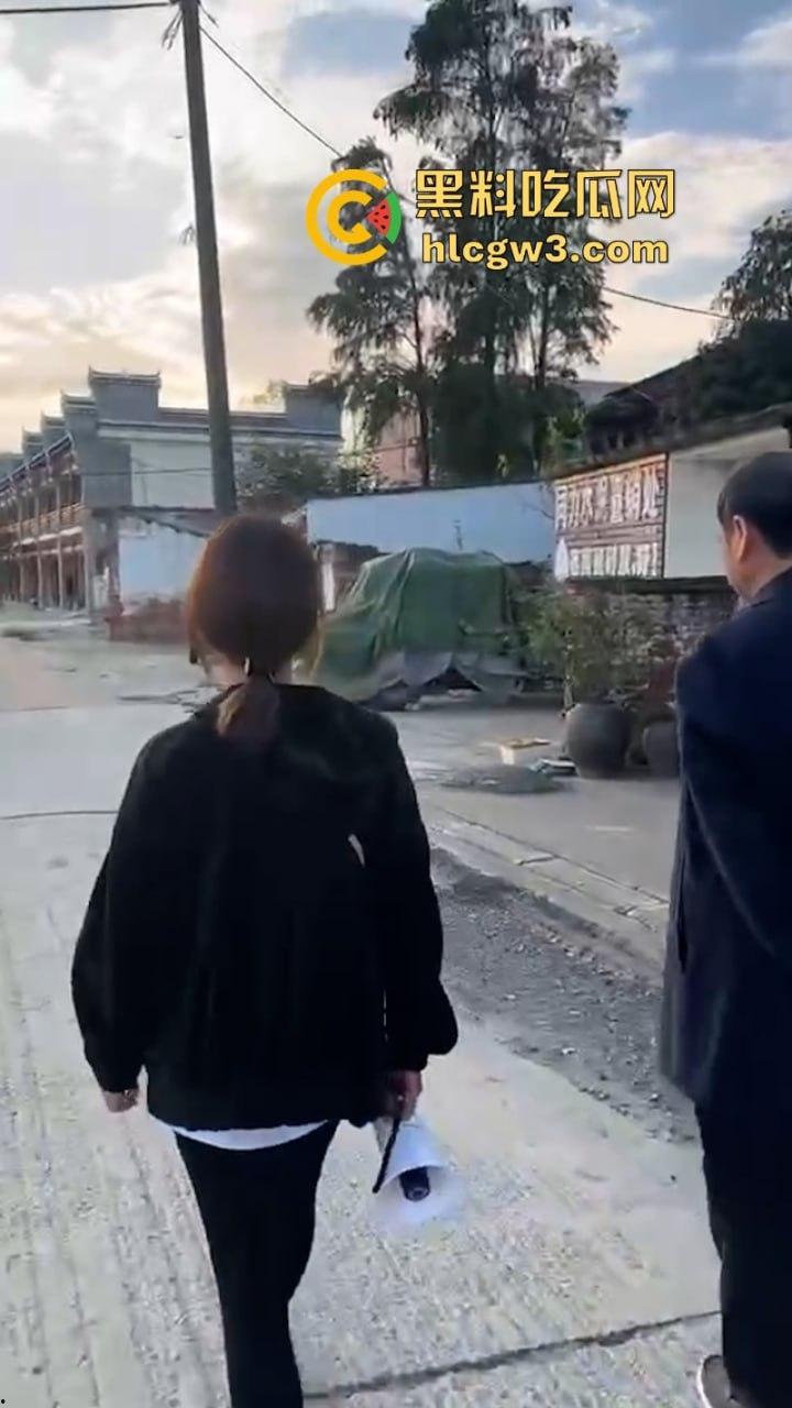 人不要脸至贱无敌!河南老逼登欠债不还 女子无奈当街嚎啕大哭下跪讨钱 欠钱的都是大爷!-9