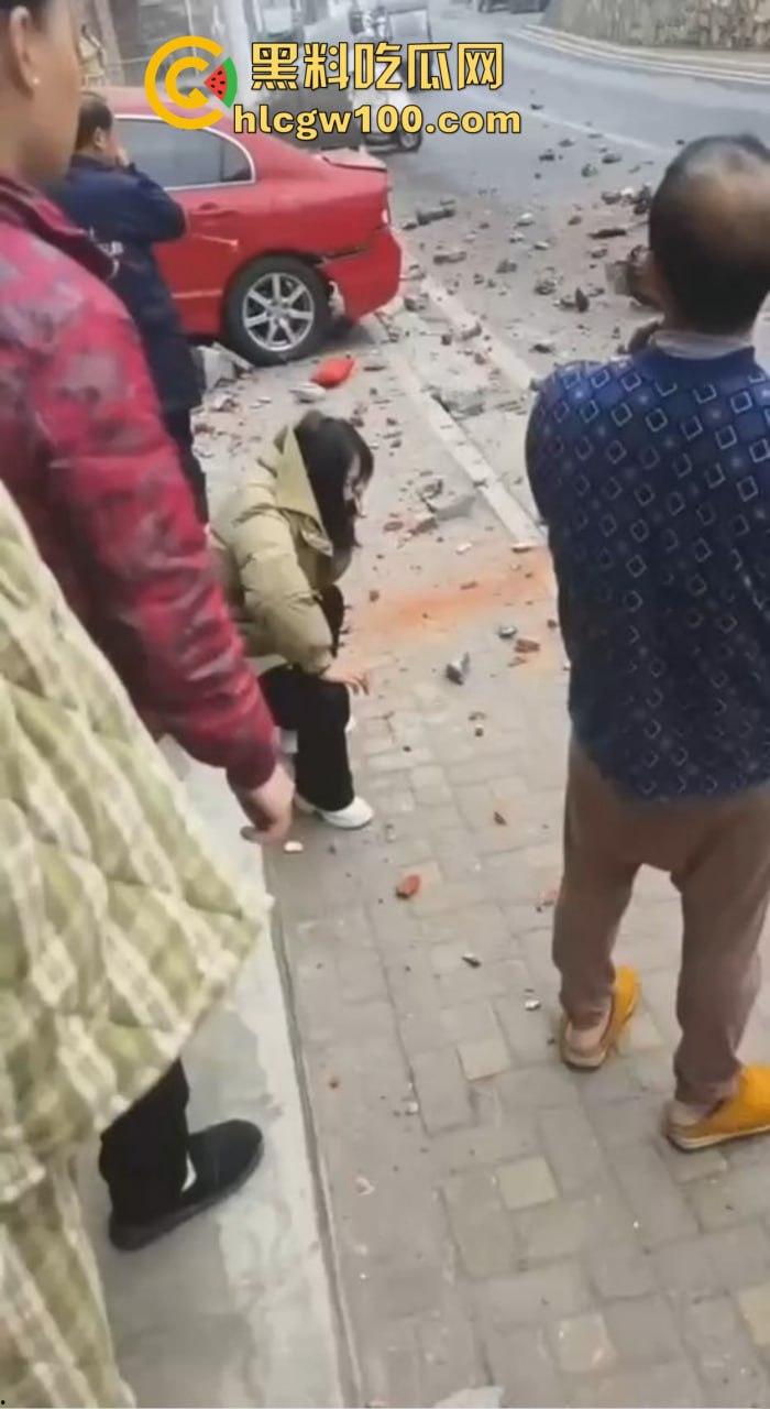 女司机漂移撞墙全程高能,开车像玩QQ飞车,氮气加速弹射起步,车撞成废铁人却完好无损牛逼!-1