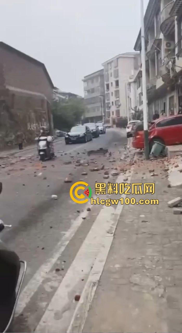 女司机漂移撞墙全程高能,开车像玩QQ飞车,氮气加速弹射起步,车撞成废铁人却完好无损牛逼!-6