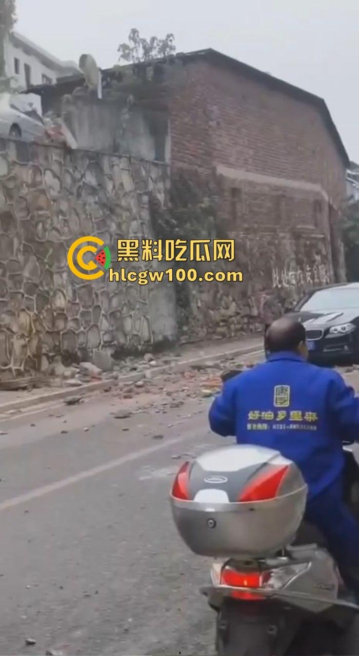 女司机漂移撞墙全程高能,开车像玩QQ飞车,氮气加速弹射起步,车撞成废铁人却完好无损牛逼!-9